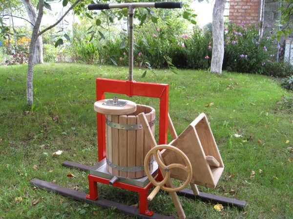  Presse à vis pour pommes avec un corps de lattes de bois