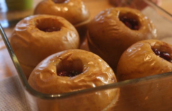  Les pommes sont cuites au four et versées sur du sirop de caramel avant de servir.