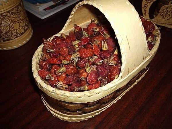  Rose séchée hanches dans le panier