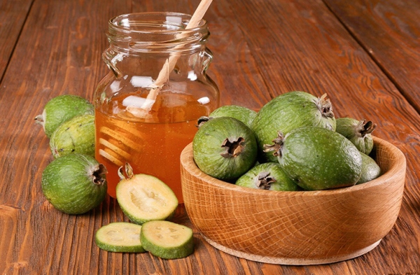  À partir de feijoa préparer des confitures, des compotes, mélanger du sucre et du miel, faire de la gelée