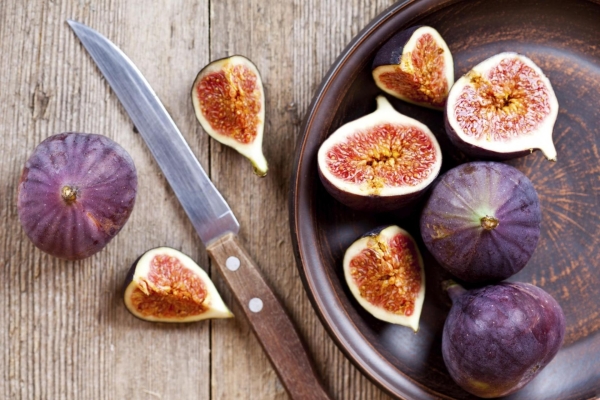  Les figues doivent être fraîches et bien mûres. Si les figues ont une odeur d’aigre, vous n’avez pas besoin de les manger, le fruit est gâté.