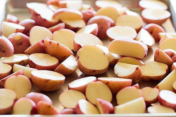  Tubercules de pomme de terre Lyubava dans une coupe