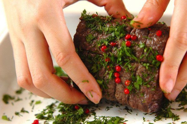  La pimienta rosa se usa para realzar el sabor de las carnes, aves, platos de pescado.