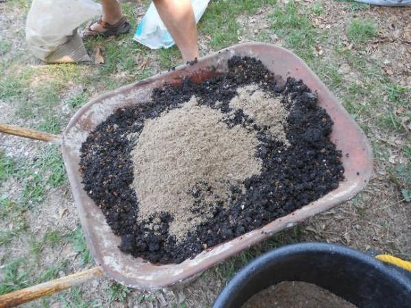  Preparación de una mezcla de jardín de ceniza, aserrín y fertilizante orgánico.