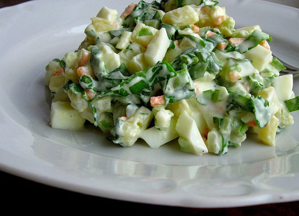  Ensalada de ajo silvestre, huevos y jamón.