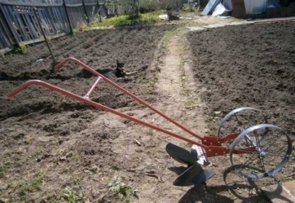  Cultivateur pour désherber sur roues avec deux couteaux