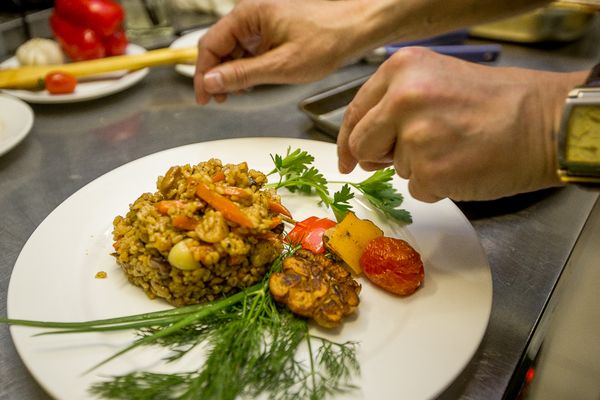  Las hierbas de eneldo son indispensables en la cocina.