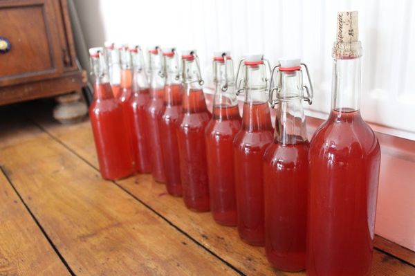  Après avoir équilibré le goût du vin, il est mis en bouteille dans des bouteilles scellées propres